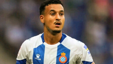 وليد الركراكي ينصف عمر الهلالي لاعب إسبانيول برشلونة وليد الركراكي ينصف عمر الهلالي لاعب إسبانيول برشلونة